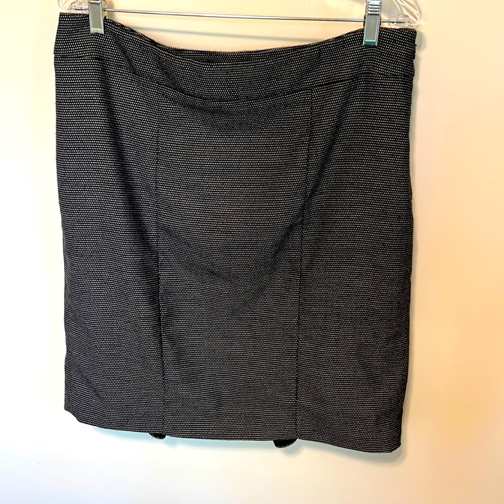 White House Black Market Women’s Skirt with Flare in Back / Size 14 / Like New